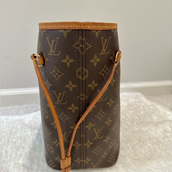 (SOLD) Louis Vuitton Neverfull MM Tote - Picture 3 of 13